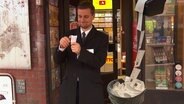 Reporter Tobi Schlegl hat einen Kassenbon in der Hand.  