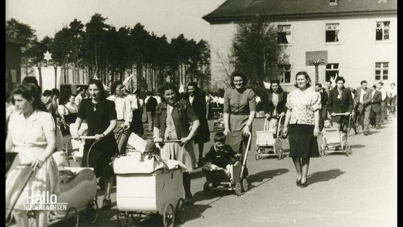 Eine schwar-weiß Aufnahme zeigt Frauen, die Kinderwagen schieben.  