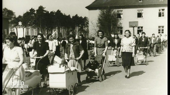 Eine schwar-weiß Aufnahme zeigt Frauen, die Kinderwagen schieben. 