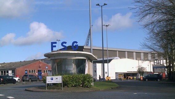 Der Eingang der Werft FSG in Flensburg.  