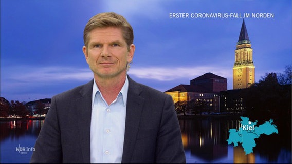 Heiner Garg von der FDP steht in einem Fernsehstudio. Heiner Garg von der FDP steht in einem Fernsehstudio.