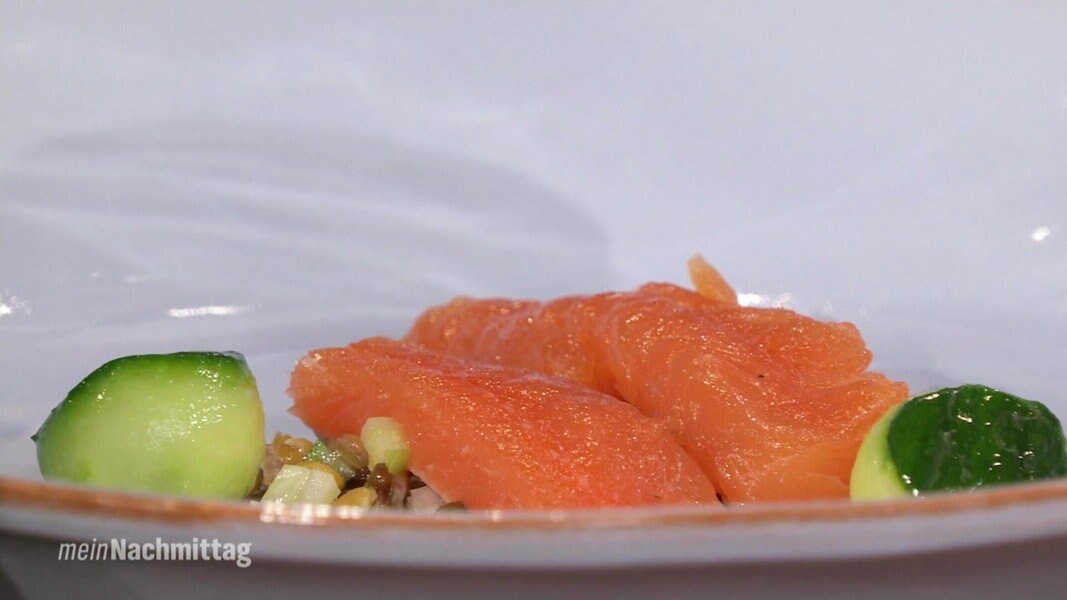 Gebeizter Saibling mit Gurke und Linsensalat | NDR.de - Fernsehen ...