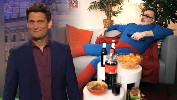 Christian Ehring und im Hintergrund der Corona-Superheld Sofaman  