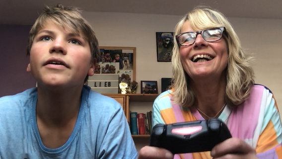 Mutter und Sohn beim Videospiel  