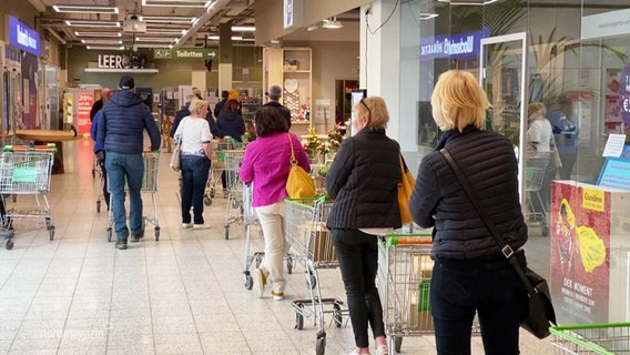 Eine Schlange vorm Supermarkt  