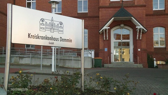 Schild: Krankenhaus Demmin  