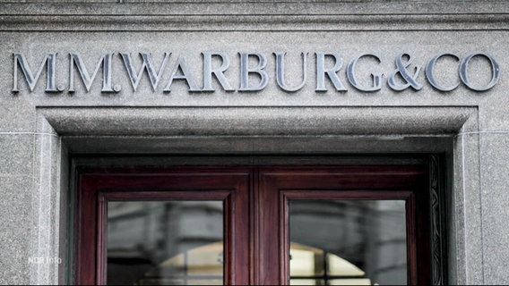 Die Schrift über dem Eingang der beschuldigten Warburg-Bank  