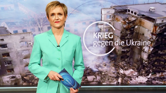 Ellen Ehni im Studio der Sendung Brennpunkt. Thema ist der  Krieg in der Ukraine. Im Hintergrund ein Bild mit von Bomben zertörten Häsuern © WDR/Annika Fußwinkel Foto: Annika Fußwinkel