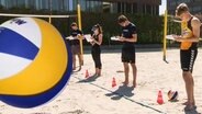 Beachvolleyballer mit Klemmbrett  