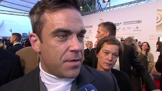Robbie Williams auf dem roten Teppich beim Deutschen Radiopreis. © ndr 
