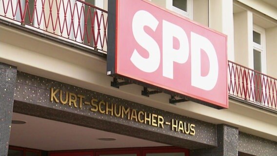 Logo der SPD am Kurt-Schumacher-Haus in Hamburg  