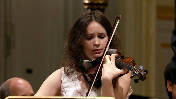 Patricia Kopatchinskaja spielt die Violine.  