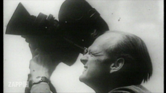 Historische schwarzweiß-Aufnahme eines Kameramanns  