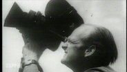 Historische schwarzweiß-Aufnahme eines Kameramanns  
