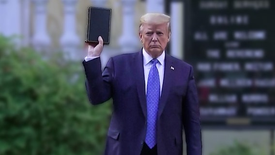 US-Präsident Donald Trump mit einer Bibel in der Hand.  