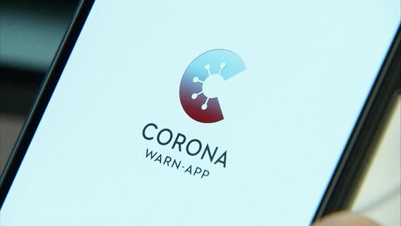 Die Corona Warn-App auf dem Display eines Smartphones.  