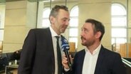 Extra 3 Reporter Jakob Leube interviewt Thomas Jarzombek im Bundestag  