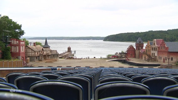 Blick auf die Bühne der Störtebeker Festspiel-Bühne mit leeren Plätzen im Vordergrund.  