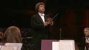 Semyon Bychkov dirigiert das NDR Sinfonieorchester.  
