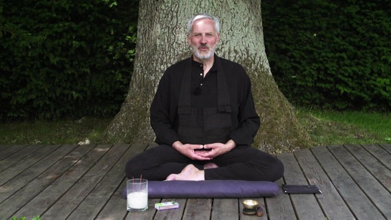 Zen-Lehrer Eberhard Kügler in Meditations-Pose.  