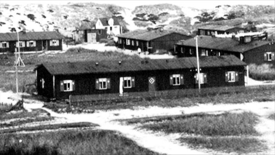Militärbaracken auf der Insel Sylt auf einer Schwarz-Weiß-Aufnahme.  