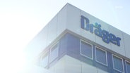 Ein Gebäude mit der Firmenaufschrift Dräger. © NDR 