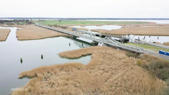 Die Eisenbahnbrücke in Richtung Darß  