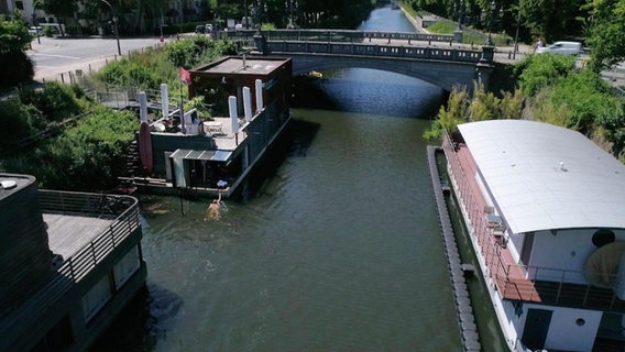 Ein Kanal mit Hausbooten.  