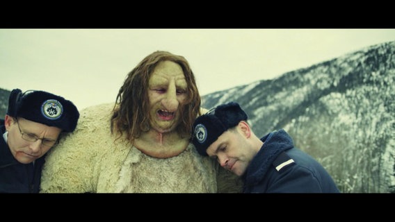 Mystische Kreatur mit zwei norwegischen Polizisten. Szene aus der norwegischen Fantasyserie "Magnus".  