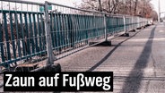 Ein Bauzaun auf einer Brücke in Berlin Spandau.  