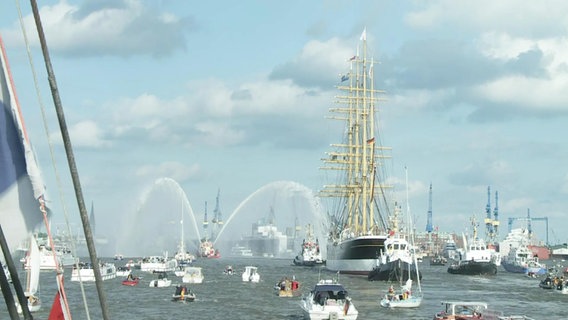 Die "Peking" erreicht Hamburg.  