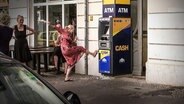 Ein ATM steht vor einem Hauseingang und sorgt bei den Anwohner*innen für Unmut.  