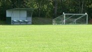 Leere Tore und Plätze auf einem Fußballplatz.  