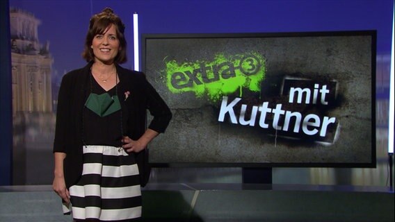 Sarah Kuttner moderiert Extra 3.  