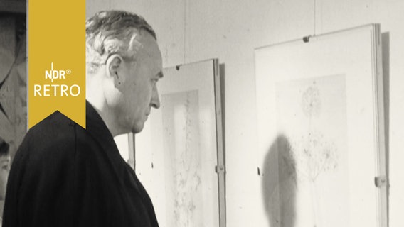 Besucher betrachtet Bild in der Ausstellung  