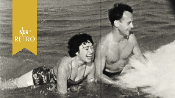 Paar beim Bad in der Nordsee vor der Helgoländer Düne  