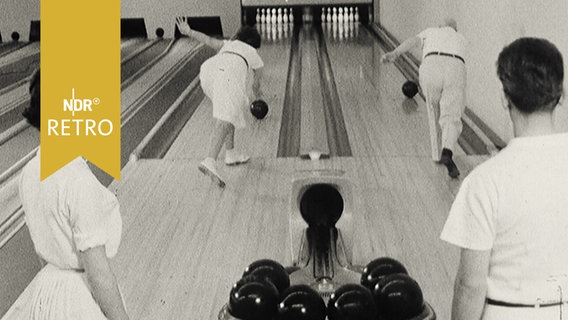 Ein Mann und eine Frau parallel beim Bowling  