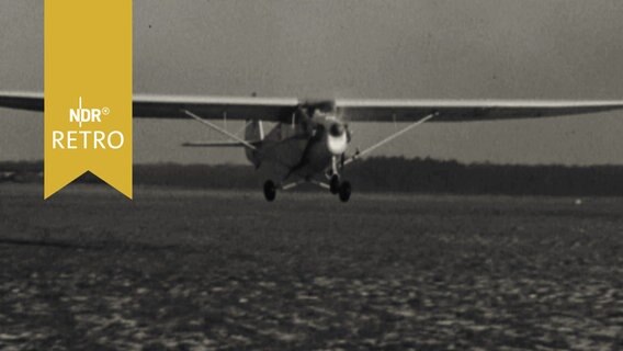 Propellerflugzeug beim Start kurz nach dem Abheben von einem Flugfeld  