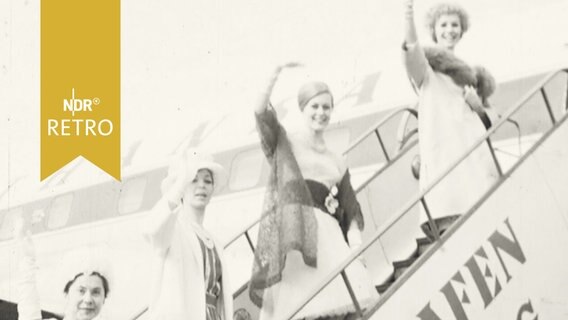 Models präsentieren Sommermode auf einer Gangway des Flughafen Hamburg  
