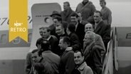 Mannschaft des Hamburger SV 1961 posiert auf Gangway zum Gruppenbild  