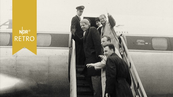 Spieler des Hamburger SV auf der Gangway eine Flugzeugs  