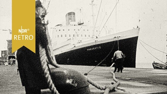 Kreuzfahrtschiff "Hanseatic" am Kai in Cuxhaven, Arbeiter löst Tau zur Abfahrt  