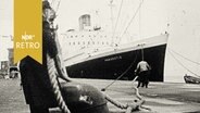 Kreuzfahrtschiff "Hanseatic" am Kai in Cuxhaven, Arbeiter löst Tau zur Abfahrt  