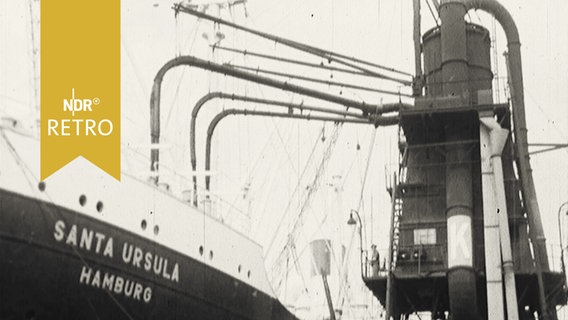 Frachtschiff "Santa Ursula" im Hafen mit einem "Getreideheber" - ein Kranschiff längsseits, das die Ladung löscht  