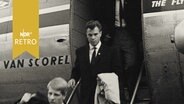 Spieler des Hamburger SV auf der Gangway beim Verlassen eines Flugzeugs  