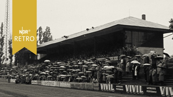 Tribüne des Eintracht-Stadions in Braunschweig bei Regenwetter am letzten Spieltag der Saison 1960/1961  