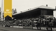 Tribüne des Eintracht-Stadions in Braunschweig bei Regenwetter am letzten Spieltag der Saison 1960/1961  