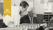 Zwei Männer bei der Arbeit in einer Redaktion (1961)  