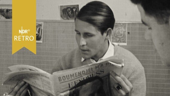 Junge Männer in einem Gemeinschaftsraum im Studentenwohnheim (1960)  