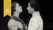 Ein Schauspielerpaar auf der Bühne in Liebesszene  